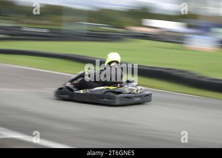 Esher, Surrey, Großbritannien 20. Oktober 2023 Karting und generische Òspeed Ò Effekte auf der Sandown Park Kart Track, Surrey, Großbritannien Stockfoto