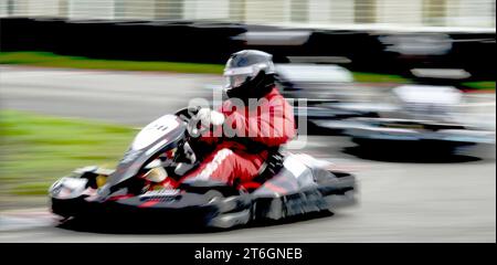 Esher, Surrey, Großbritannien 20. Oktober 2023 Karting und generische Òspeed Ò Effekte auf der Sandown Park Kart Track, Surrey, Großbritannien Stockfoto