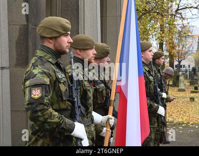 Olomouc, Tschechische Republik. November 2023. Gedenkakt anlässlich des Kriegsveteranen-Tages auf dem Militärfriedhof Cernovir, Olomouc, am 10. November 2023. Der Friedhof ist ein Kulturdenkmal, das durch internationale Konventionen geschützt ist. Es ist einzigartig, dass hier Mitglieder der österreichisch-ungarischen Armee, der russischen Zarenarmee und später der tschechoslowakischen Armee begraben sind. Flaggenträger mit der Nationalflagge halten eine Ehrenwache an der Gedenkstätte für die Opfer des Ersten Weltkriegs Quelle: Ludek Perina/CTK Photo/Alamy Live News Stockfoto