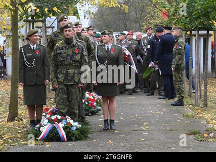 Olomouc, Tschechische Republik. November 2023. Gedenkakt anlässlich des Kriegsveteranen-Tages auf dem Militärfriedhof Cernovir, Olomouc, am 10. November 2023. Der Friedhof ist ein Kulturdenkmal, das durch internationale Konventionen geschützt ist. Es ist einzigartig, dass hier Mitglieder der österreichisch-ungarischen Armee, der russischen Zarenarmee und später der tschechoslowakischen Armee begraben sind. Quelle: Ludek Perina/CTK Photo/Alamy Live News Stockfoto