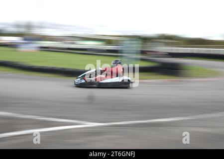 Esher, Surrey, Großbritannien 20. Oktober 2023 Karting und generische Òspeed Ò Effekte auf der Sandown Park Kart Track, Surrey, Großbritannien Stockfoto