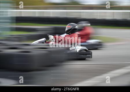 Esher, Surrey, Großbritannien 20. Oktober 2023 Karting und generische Òspeed Ò Effekte auf der Sandown Park Kart Track, Surrey, Großbritannien Stockfoto