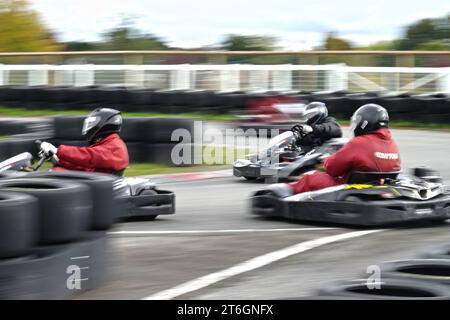 Esher, Surrey, Großbritannien 20. Oktober 2023 Karting und generische Òspeed Ò Effekte auf der Sandown Park Kart Track, Surrey, Großbritannien Stockfoto