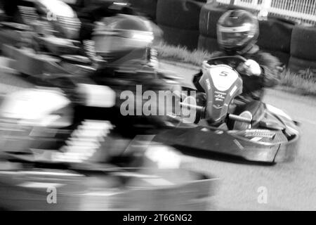 Esher, Surrey, Großbritannien 20. Oktober 2023 Karting und generische Òspeed Ò Effekte auf der Sandown Park Kart Track, Surrey, Großbritannien Stockfoto