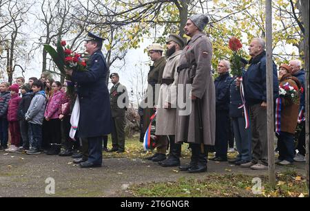 Olomouc, Tschechische Republik. November 2023. Gedenkakt anlässlich des Kriegsveteranen-Tages auf dem Militärfriedhof Cernovir, Olomouc, am 10. November 2023. Der Friedhof ist ein Kulturdenkmal, das durch internationale Konventionen geschützt ist. Es ist einzigartig, dass hier Mitglieder der österreichisch-ungarischen Armee, der russischen Zarenarmee und später der tschechoslowakischen Armee begraben sind. Quelle: Ludek Perina/CTK Photo/Alamy Live News Stockfoto