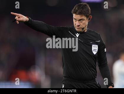 London, Großbritannien. November 2023. Schiedsrichter Matej Jug während des Spiels der UEFA Europa League im Londoner Stadion. Der Bildnachweis sollte lauten: Paul Terry/Sportimage Credit: Sportimage Ltd/Alamy Live News Stockfoto