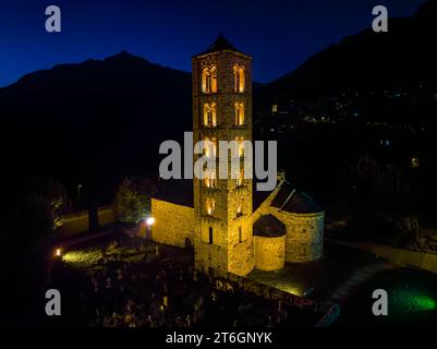 Römische Kirche Sant Climent de Taull Katalonien Spanien. Dies ist eine der neun Kirchen, die zum UNESCO-Weltkulturerbe gehören. Nachtsicht, B Stockfoto