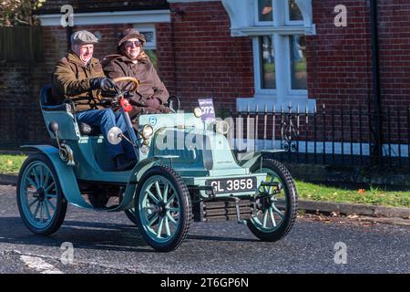 Ein 1901er zweisitziges Darracq-Auto beim Rennen von London nach Brighton am 5. November 2023 in West Sussex, England, Großbritannien Stockfoto
