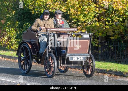 Ein 1904er Stephens Car bei der Rennveranstaltung London to Brighton am 5. November 2023 in West Sussex, England, Großbritannien Stockfoto