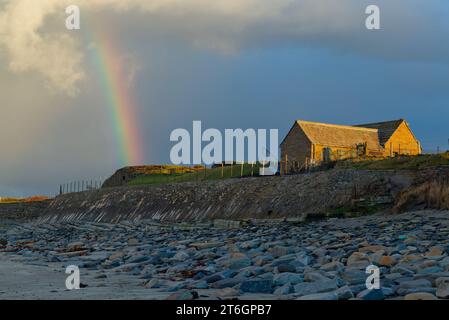 Die Meeresmauer schützt die historische Stätte von Skara Brae, Orkney Islands Stockfoto