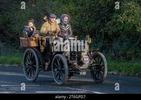 Ein Rennen von Panhard et Levassor 1898 in London nach Brighton, das am 5. November 2023 in West Sussex, England, Großbritannien stattfand Stockfoto