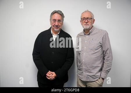 Stop the war Coalition's John Rees mit Jeremy Corbyn während eines Interviews mit PA Media in den Stop the war Offices im Norden Londons. Bilddatum: Freitag, 10. November 2023. Stockfoto