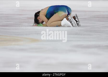 Chongqing. November 2023. Watanabe Rinka aus Japan reagiert auf das Kurzprogramm der Frauen beim Grand Prix des Eiskunstlaufs 2023 des Cup of China in Chongqing am 10. November 2023. Quelle: Xu Yanan/Xinhua/Alamy Live News Stockfoto