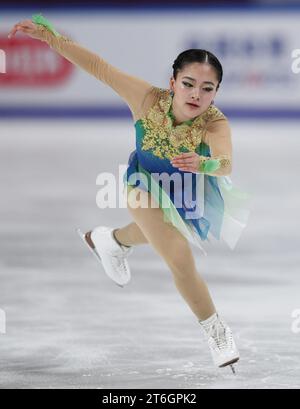 Chongqing. November 2023. Watanabe Rinka aus Japan tritt während des Kurzprogramms für Frauen beim Grand Prix of China des Eiskunstlaufs 2023 in der südwestchinesischen Gemeinde Chongqing am 10. November 2023 auf. Quelle: Xu Yanan/Xinhua/Alamy Live News Stockfoto