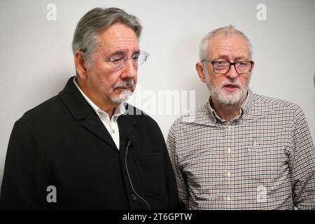 Stop the war Coalition's John Rees mit Jeremy Corbyn während eines Interviews mit PA Media in den Stop the war Offices im Norden Londons. Bilddatum: Freitag, 10. November 2023. Stockfoto