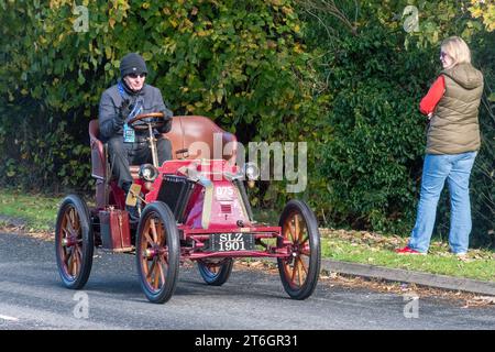 Ein roter 1901er Renault Car bei der Rennveranstaltung London to Brighton am 5. November 2023 in West Sussex, England, Großbritannien Stockfoto