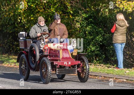 Ein rotes 1901er-Auto von Darracq beim Rennen von London nach Brighton am 5. November 2023 in West Sussex, England, Großbritannien Stockfoto