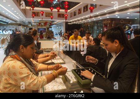 Neu-Delhi, Delhi, Indien. November 2023. Die Menschen kaufen Schmuck in einem Juweliergeschäft auf dem Hindu-Festival von Dhanteras, einem Tag, der als verheißungsvoll gilt, Schmuck zu kaufen, vor dem Festival von Diwali in Neu-Delhi, Indien am 10. November 2023. (Kreditbild: © Kabir Jhangiani/ZUMA Press Wire/Alamy Live News) NUR REDAKTIONELLE VERWENDUNG! Nicht für kommerzielle ZWECKE! Stockfoto