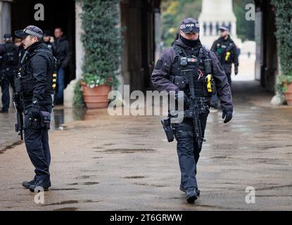 London, Großbritannien. November 2023. Bewaffnete Polizeibeamte in Whitehall, Zentrum von London, vor dem Waffenstillstand-Tag und einem pro-Palästina-marsch, der morgen, Samstag, den 11. November, stattfinden soll. Die Organisatoren des marsches wurden dafür kritisiert, dass sie die Veranstaltung am Tag des Waffenstillstands abgehalten haben. Foto: Ben Cawthra/SIPA USA Credit: SIPA USA/Alamy Live News Stockfoto