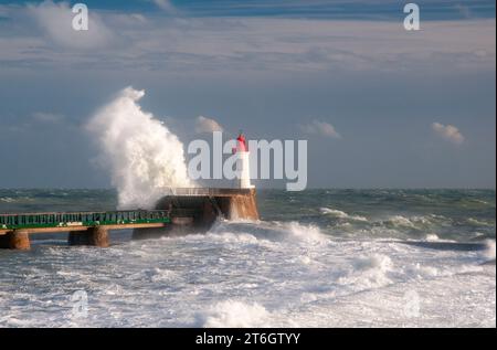 Roter Leuchtturm und Wellenbrecher während des Sturms „Ciaran“ im Oktober 2023, Bezirk La Chaume, Les Sables d’Olonne, Vendee (85), Region Pays de la Loire Stockfoto