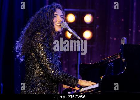 Die kanadische Pianistin und Sängerin Laila Biali mit ihrem Programm Ihre Anfrage live in den Ostrastudios im Rahmen der Jazztage Dresden. *** Kanadische Pianistin und Sängerin Laila Biali mit ihrem Programm Your Request Live in den Ostrastudios im Rahmen der Jazztage Dresden Credit: Imago/Alamy Live News Stockfoto