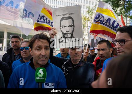 Barcelona, Barcelona, Spanien. November 2023. Die Polizeigewerkschaften der Zivilgarde und der Nationalpolizei protestieren in der Stadt der Justiz für die Verfolgung und den Prozess gegen Mitglieder der Polizei, die am 1. Oktober 2017 während der Proteste des Procés unverhältnismäßig gehandelt haben. (Kreditbild: © Marc Asensio Clupes/ZUMA Press Wire) NUR REDAKTIONELLE VERWENDUNG! Nicht für kommerzielle ZWECKE! Stockfoto