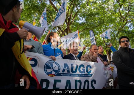 Barcelona, Barcelona, Spanien. November 2023. Die Polizeigewerkschaften der Zivilgarde und der Nationalpolizei protestieren in der Stadt der Justiz für die Verfolgung und den Prozess gegen Mitglieder der Polizei, die am 1. Oktober 2017 während der Proteste des Procés unverhältnismäßig gehandelt haben. (Kreditbild: © Marc Asensio Clupes/ZUMA Press Wire) NUR REDAKTIONELLE VERWENDUNG! Nicht für kommerzielle ZWECKE! Stockfoto