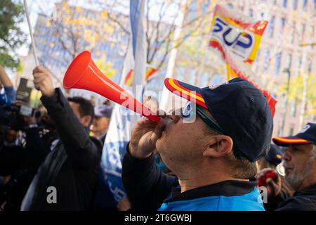 Barcelona, Barcelona, Spanien. November 2023. Die Polizeigewerkschaften der Zivilgarde und der Nationalpolizei protestieren in der Stadt der Justiz für die Verfolgung und den Prozess gegen Mitglieder der Polizei, die am 1. Oktober 2017 während der Proteste des Procés unverhältnismäßig gehandelt haben. (Kreditbild: © Marc Asensio Clupes/ZUMA Press Wire) NUR REDAKTIONELLE VERWENDUNG! Nicht für kommerzielle ZWECKE! Stockfoto