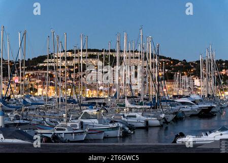 UNE Photo au crépuscule sur le Port de Bandol (Var) avec vu sur le Complex des katikias et le bois maurin /ein Dämmerungsfoto des Hafens von Bandol mit Stockfoto