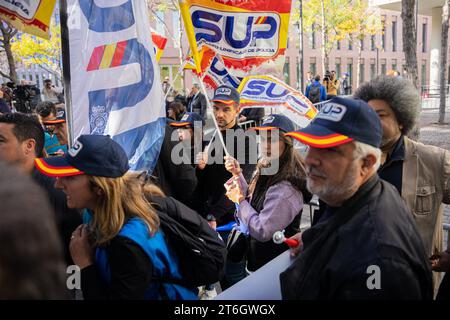 Barcelona, Barcelona, Spanien. November 2023. Die Polizeigewerkschaften der Zivilgarde und der Nationalpolizei protestieren in der Stadt der Justiz für die Verfolgung und den Prozess gegen Mitglieder der Polizei, die am 1. Oktober 2017 während der Proteste des Procés unverhältnismäßig gehandelt haben. (Kreditbild: © Marc Asensio Clupes/ZUMA Press Wire) NUR REDAKTIONELLE VERWENDUNG! Nicht für kommerzielle ZWECKE! Stockfoto