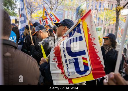 Barcelona, Barcelona, Spanien. November 2023. Die Polizeigewerkschaften der Zivilgarde und der Nationalpolizei protestieren in der Stadt der Justiz für die Verfolgung und den Prozess gegen Mitglieder der Polizei, die am 1. Oktober 2017 während der Proteste des Procés unverhältnismäßig gehandelt haben. (Kreditbild: © Marc Asensio Clupes/ZUMA Press Wire) NUR REDAKTIONELLE VERWENDUNG! Nicht für kommerzielle ZWECKE! Stockfoto