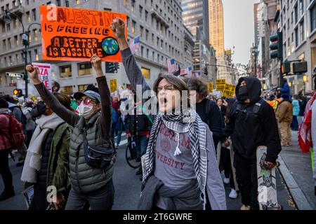 New York, Usa. November 2023. Ein Demonstrant hält eine Faust, während er während eines Studentenausflugs durch Midtown Manhattan marschiert, der zu einem Waffenstillstand zwischen Israel und Hamas aufruft. Seit dem 7. Oktober hat die israelische Armee die palästinensische Enklave als Vergeltungsmaßnahme für den Angriff der Hamas auf Israel, bei dem über 1.400 Menschen ums Leben kamen, bombardiert, tausende von Gebäuden zerstört, mehr als 10.000 Menschen getötet und 1,4 Millionen vertrieben, während Gaza belagert bleibt. (Foto: Michael Nigro/Pacific Press) Credit: Pacific Press Media Production Corp./Alamy Live News Stockfoto