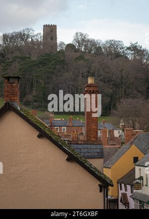 Blick über die Dächer von Dunster Village mit Blick auf den Congyar Tower, eine dreistöckige Folly. Dunster, Somerset, England, Großbritannien Stockfoto