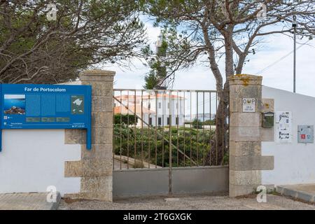 Portocolom, Spanien; 6. november 2023: Allgemeiner Blick auf den Leuchtturm der mallorquinischen Stadt Portocolom bei Sonnenaufgang an einem Herbsttag. Spanien Stockfoto