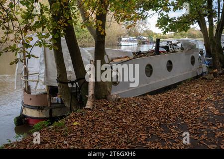 „Ein Spaziergang am Fluss“ - Live-an-Bord von Hausbooten entlang des Flusses, Inbeturing Reading und Thames Valley Business Park Stockfoto