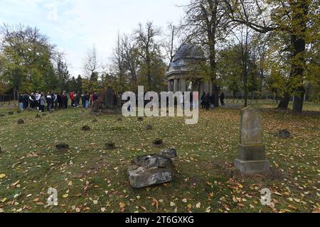 Olomouc, Tschechische Republik. November 2023. Gedenkakt anlässlich des morgigen Tages der Kriegsveteranen auf dem Militärfriedhof Cernovir, Olomouc, am 10. November 2023. Der Friedhof ist ein Kulturdenkmal, das durch internationale Konventionen geschützt ist. Es ist einzigartig, dass hier Mitglieder der österreichisch-ungarischen Armee, der russischen Zarenarmee und später der tschechoslowakischen Armee begraben sind. Quelle: Ludek Perina/CTK Photo/Alamy Live News Stockfoto