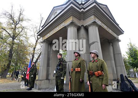 Olomouc, Tschechische Republik. November 2023. Gedenkakt anlässlich des morgigen Tages der Kriegsveteranen auf dem Militärfriedhof Cernovir, Olomouc, am 10. November 2023. Der Friedhof ist ein Kulturdenkmal, das durch internationale Konventionen geschützt ist. Es ist einzigartig, dass hier Mitglieder der österreichisch-ungarischen Armee, der russischen Zarenarmee und später der tschechoslowakischen Armee begraben sind. Die Männer auf der rechten Seite tragen historische Uniformen aus der Ersten Republik. Quelle: Ludek Perina/CTK Photo/Alamy Live News Stockfoto