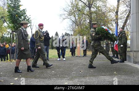 Olomouc, Tschechische Republik. November 2023. Gedenkakt anlässlich des morgigen Tages der Kriegsveteranen auf dem Militärfriedhof Cernovir, Olomouc, am 10. November 2023. Der Friedhof ist ein Kulturdenkmal, das durch internationale Konventionen geschützt ist. Es ist einzigartig, dass hier Mitglieder der österreichisch-ungarischen Armee, der russischen Zarenarmee und später der tschechoslowakischen Armee begraben sind. Quelle: Ludek Perina/CTK Photo/Alamy Live News Stockfoto