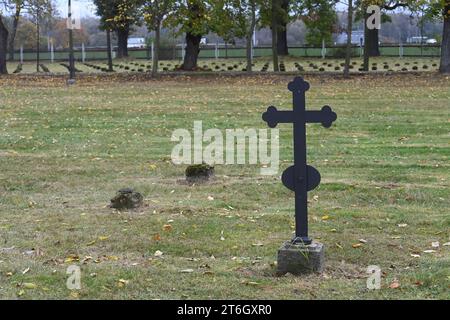 Olomouc, Tschechische Republik. November 2023. Gedenkakt anlässlich des morgigen Tages der Kriegsveteranen auf dem Militärfriedhof Cernovir, Olomouc, am 10. November 2023. Der Friedhof ist ein Kulturdenkmal, das durch internationale Konventionen geschützt ist. Es ist einzigartig, dass hier Mitglieder der österreichisch-ungarischen Armee, der russischen Zarenarmee und später der tschechoslowakischen Armee begraben sind. Quelle: Ludek Perina/CTK Photo/Alamy Live News Stockfoto