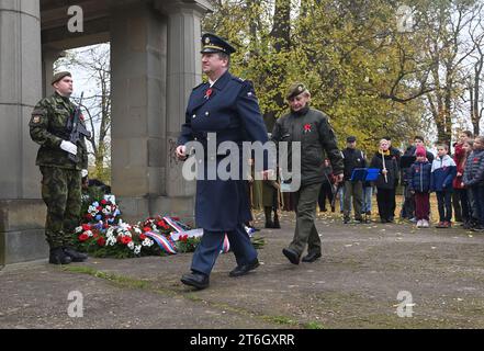 Olomouc, Tschechische Republik. November 2023. Gedenkakt anlässlich des morgigen Tages der Kriegsveteranen auf dem Militärfriedhof Cernovir, Olomouc, am 10. November 2023. Der Friedhof ist ein Kulturdenkmal, das durch internationale Konventionen geschützt ist. Es ist einzigartig, dass hier Mitglieder der österreichisch-ungarischen Armee, der russischen Zarenarmee und später der tschechoslowakischen Armee begraben sind. Quelle: Ludek Perina/CTK Photo/Alamy Live News Stockfoto