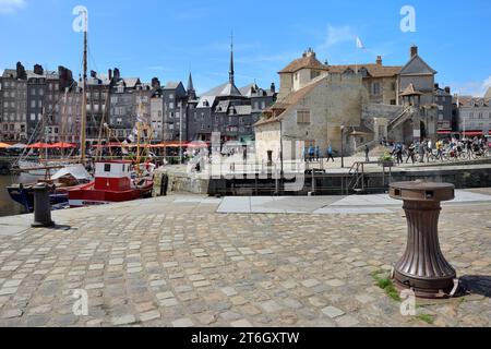 Capstan am Kai mit dem Leutnance aus dem 18. Jahrhundert, ehemaliges Gouverneurshaus, am Quai de la Quarantaine, Honfleur, Calvados, Basse Normandie, Stockfoto