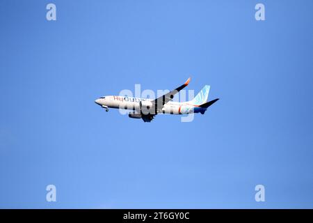 UKRAINE ODESSA, 4. Juli 2021: PPassagierflugzeug fliegt tief über Wohngebäude in Wohngegend in Flughafennähe. Starkes Brüllen eines Flugzeuges, der sich schnappt Stockfoto