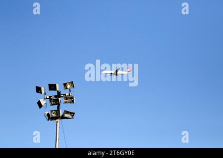UKRAINE ODESSA, 4. Juli 2021: PPassagierflugzeug fliegt tief über Wohngebäude in Wohngegend in Flughafennähe. Starkes Brüllen eines Flugzeuges, der sich schnappt Stockfoto