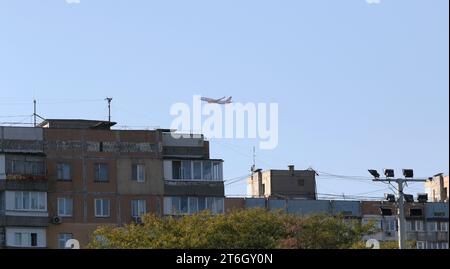 UKRAINE ODESSA, 4. Juli 2021: PPassagierflugzeug fliegt tief über Wohngebäude in Wohngegend in Flughafennähe. Starkes Brüllen eines Flugzeuges, der sich schnappt Stockfoto