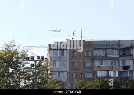 UKRAINE ODESSA, 4. Juli 2021: PPassagierflugzeug fliegt tief über Wohngebäude in Wohngegend in Flughafennähe. Starkes Brüllen eines Flugzeuges, der sich schnappt Stockfoto
