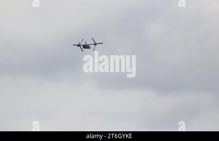 UKRAINE ODESSA, 4. Juli 2021: Amerikanisches Militärtransportflugzeug fliegt tief über Wohngebäude in Wohngebieten, starkes Brüllen militärischer Transp Stockfoto