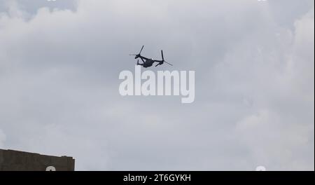 UKRAINE ODESSA, 4. Juli 2021: Amerikanisches Militärtransportflugzeug fliegt tief über Wohngebäude in Wohngebieten, starkes Brüllen militärischer Transp Stockfoto