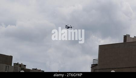UKRAINE ODESSA, 4. Juli 2021: Amerikanisches Militärtransportflugzeug fliegt tief über Wohngebäude in Wohngebieten, starkes Brüllen militärischer Transp Stockfoto