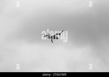 UKRAINE ODESSA, 4. Juli 2021: Amerikanisches Militärtransportflugzeug fliegt tief über Wohngebäude in Wohngebieten, starkes Brüllen militärischer Transp Stockfoto