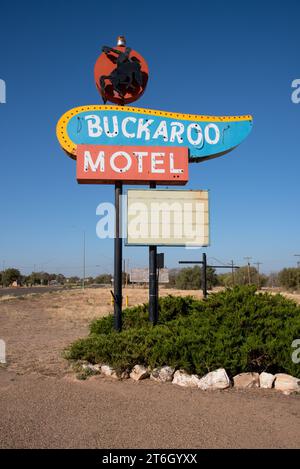 Das farbenfrohe, moderne Neonschild für das Buckaroo Motel an der Route 66, The Mother Road, Tucumcari, New Mexico, USA. Stockfoto